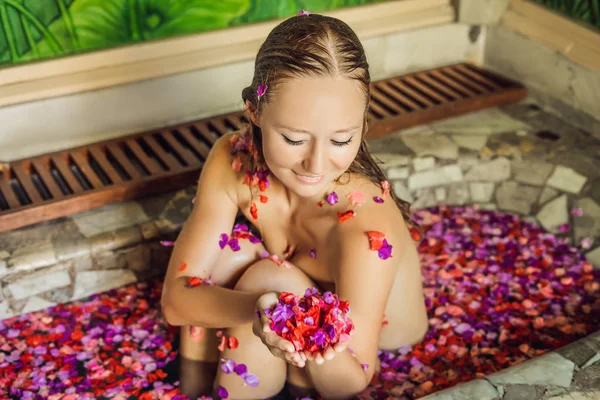 Junge Frau Thermalbad Mit Blütenblättern Tropischer Blumen — Stockfoto