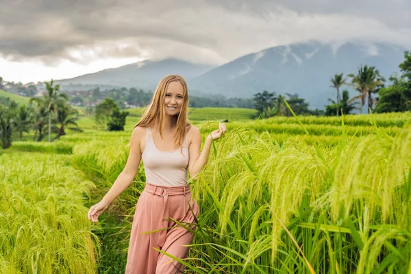 Junge Frau Der Nähe Schöner Jatiluwih Reisterrassen Und Vulkane Bali — Stockfoto