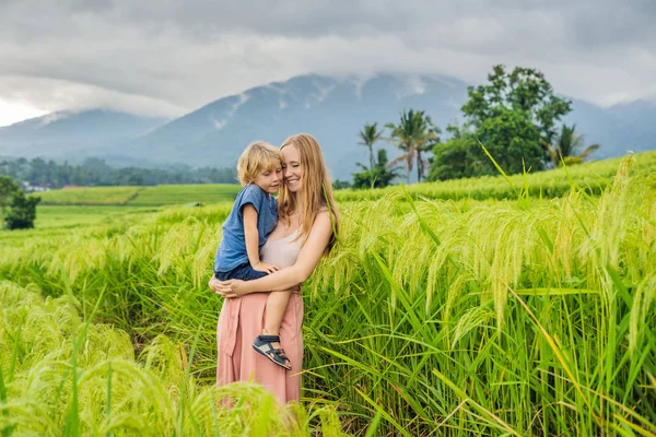 Máma Syn Blízkosti Krásné Rýžové Terasy Jatiluwih Sopek Bali Indonésie — Stock fotografie