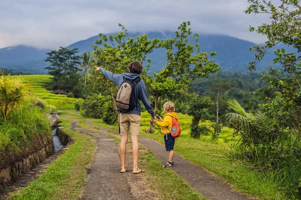 Táta Syn Pěšky Podél Cesty Poblíž Sopky Ostrově Bali — Stock fotografie