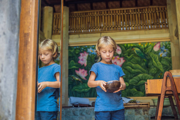 Мальчик играет Калимбу. Музыкальный инструмент Африки, Латинской Америки и Бали
