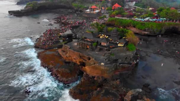 Fotografia aérea de um impressionante Templo Tanah Lot na Ilha Bali, Indonésia — Vídeo de Stock