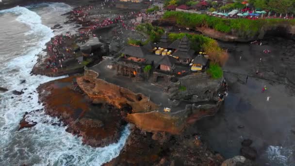 Fotografia aérea de um impressionante Templo Tanah Lot na Ilha Bali, Indonésia — Vídeo de Stock