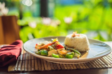 geleneksel Balinese çanağı ile sebze ve tofu tavada pilav ile