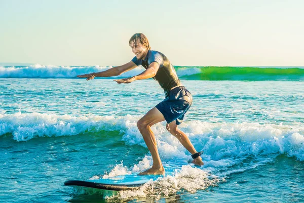 Młody Człowiek Nauki Surfowania Fale Oceanu Wyspie Bali Indonezja — Zdjęcie stockowe