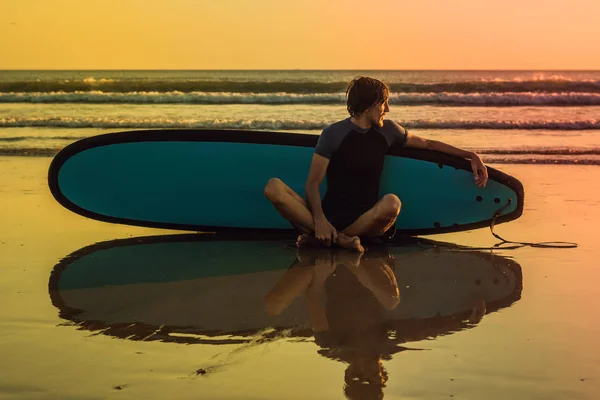 Silhouette Eines Surfers Mit Surfbrett Strand Bei Sonnenuntergang — Stockfoto