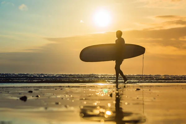 Junger Mann Läuft Bei Sonnenuntergang Mit Surfbrett Der Küste Entlang — Stockfoto