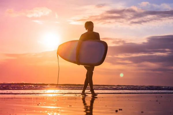 Junger Mann Läuft Bei Sonnenuntergang Mit Surfbrett Der Küste Entlang — Stockfoto