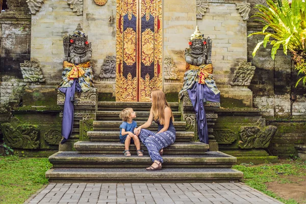Madre Hijo Sentados Las Escaleras Del Palacio Ubud Bali Indonesia — Foto de Stock