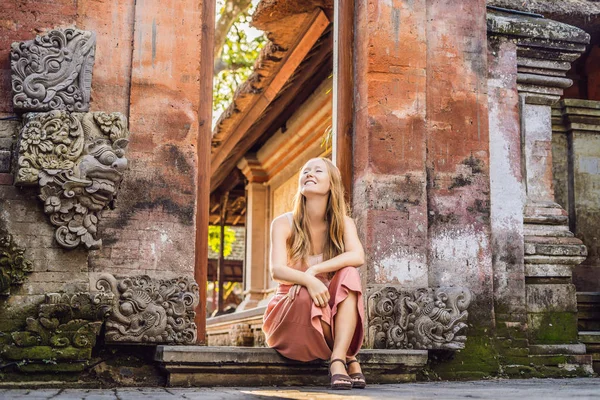 Jovem Viajante Sentada Nas Escadas Palácio Ubud Bali Indonésia — Fotografia de Stock