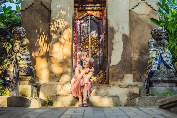 Mãe Filho Sentados Nas Escadas Palácio Ubud Bali Indonésia — Fotografia de Stock