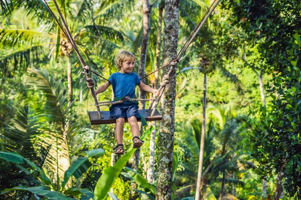 Niño Columpio Bosque Tropical Con Palmeras Isla Bali Indonesia — Foto de Stock