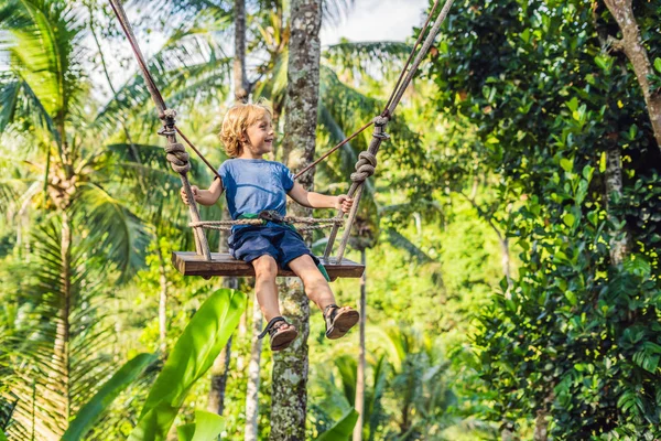 Мальчик Качелях Тропическом Лесу Пальмами Острове Бали Индонезия — стоковое фото