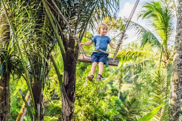 Niño Columpio Bosque Tropical Con Palmeras Isla Bali Indonesia — Foto de Stock