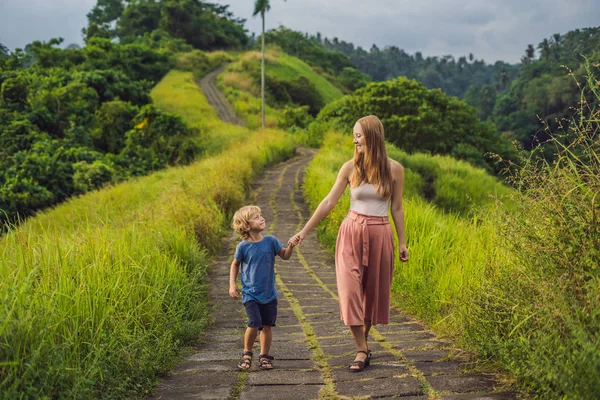 Moeder Zoon Campuhan Ridge Walk Schilderachtige Green Valley Ubud Bali — Stockfoto