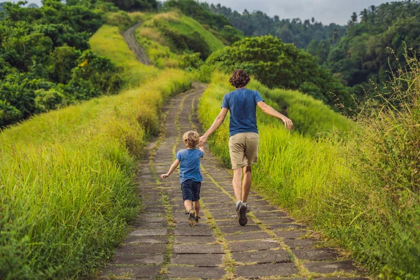 Papà Figlio Campuhan Ridge Passeggiata Nella Pittoresca Green Valley Ubud — Foto Stock