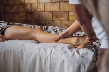 Genç kadın bacak Tay masaj spa salonda alma