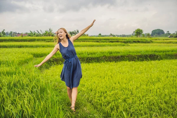 Młoda Kobieta Uśmiechający Się Zielonej Kaskady Ryżu Pola Plantacji Bali — Zdjęcie stockowe