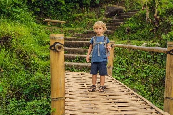 バリ島で編まれた竹の橋の上を歩く少年 — ストック写真