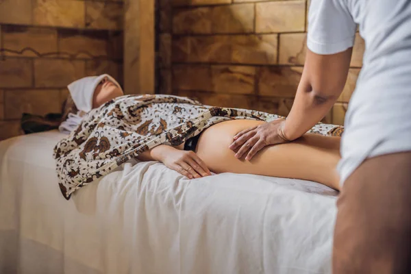 Jeune Femme Obtenir Jambe Thai Massage Dans Spa Salon — Photo