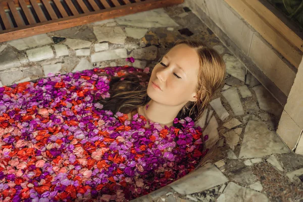 Genç Kadın Rahatlatıcı Spa Bath Yaprakları Tropikal Çiçek Aroma Yağı — Stok fotoğraf