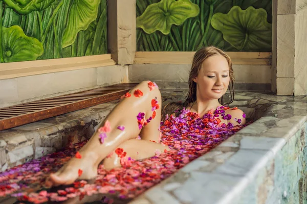 Vista Aérea Mujer Tomando Bañera Hidromasaje Con Pétalos Flores Tropicales — Foto de Stock