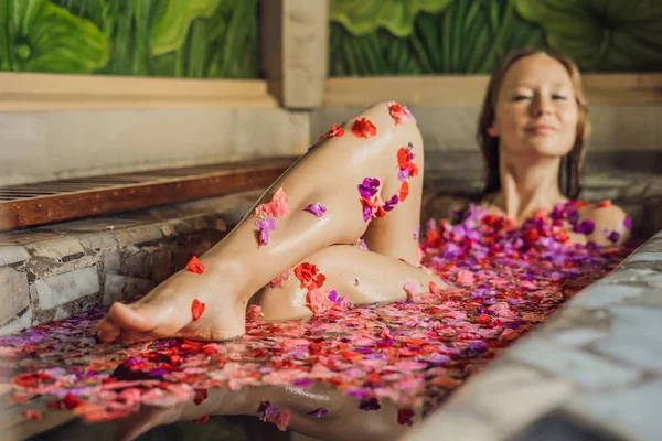 Молода Жінка Відпочиває Спа Ванні Пелюстками Тропічних Квітів Ароматом Олії — стокове фото