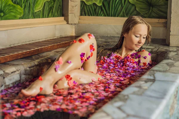 Jovem Relaxante Banho Hidromassagem Com Pétalas Flores Tropicais Óleo Aroma — Fotografia de Stock