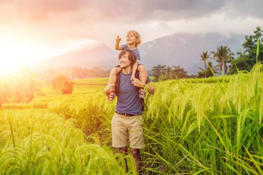 Baba ve oğul yakınındaki güzel Jatiluwih pirinç terasları ve volkan Bali, Endonezya
