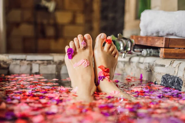 Ноги Женщины Расслабляются Гидромассажной Ванне Лепестками Тропических Цветов — стоковое фото