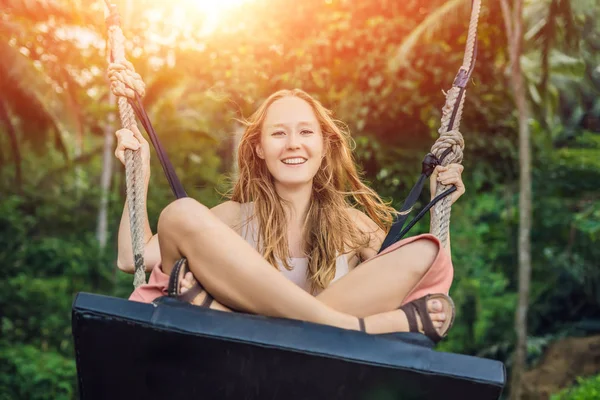 Junge Lächelnde Touristin Auf Schaukel Dschungel Regenwald Auf Tropischer Bali — Stockfoto