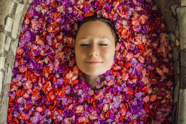 Jonge Vrouw Ontspannen Spabad Met Bloemblaadjes Van Tropische Bloemen Aroma — Stockfoto