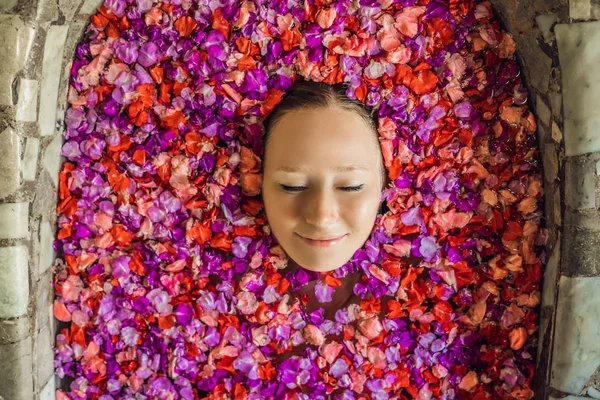 Jeune Femme Relaxante Dans Bain Spa Avec Pétales Fleurs Tropicales — Photo