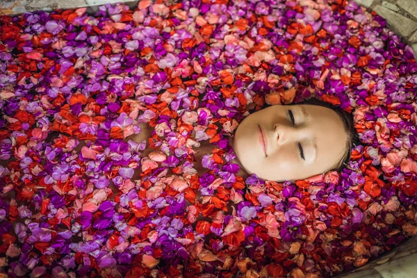 Jeune Femme Relaxante Dans Bain Spa Avec Pétales Fleurs Tropicales — Photo