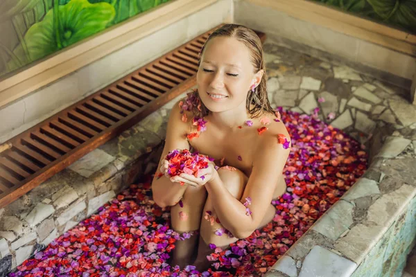 Giovane Donna Godendo Bagno Termale Con Petali Fiori Tropicali Olio — Foto Stock