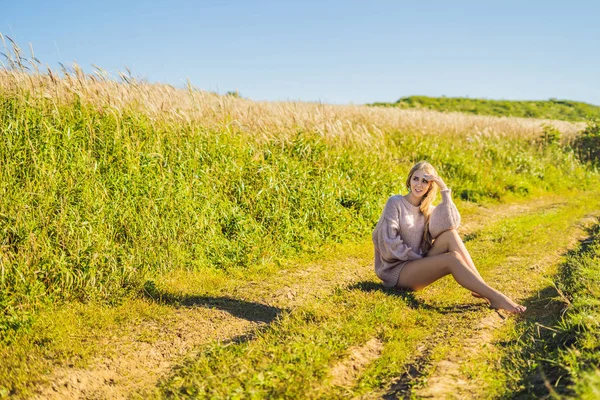 Junge Schöne Frau Sitzt Auf Pfad Der Nähe Eines Feldes — Stockfoto