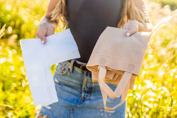 Kırpılan görünümünü plastik ve organik torba tutan kadın.