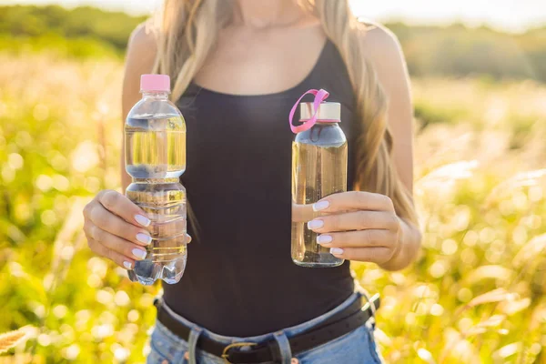 Kvinna Med Plast Och Glas Flaskor Vatten Händer — Stockfoto