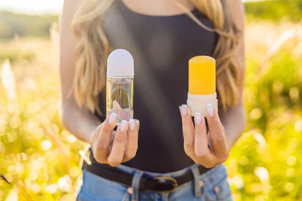 Wanita Memegang Botol Deodoran Yang Berbeda Tangan — Stok Foto