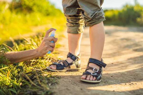 Mamma Spruzzando Insetto Repellente Sulla Pelle Del Figlio All Aperto — Foto Stock