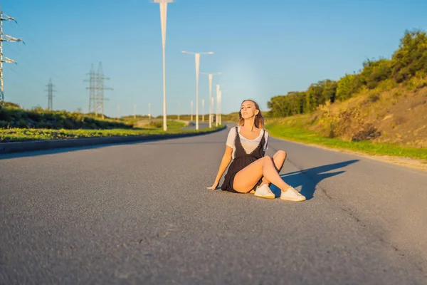 Belle Jeune Femme Assise Sur Route Sur Paysage Rural Pittoresque — Photo