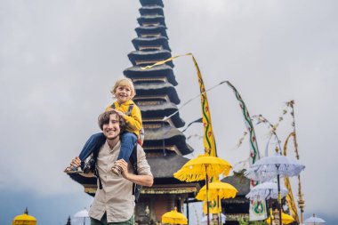 Baba ve oğul Bali Adası, Endonezya Pura Ulun Danu Bratan hindu Tapınağı yakınındaki eğleniyor