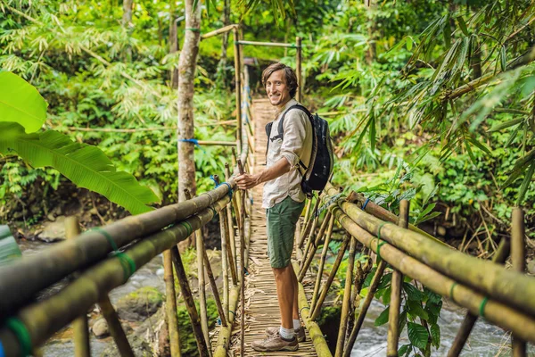 バリ島の吊橋の男性旅行者 — ストック写真