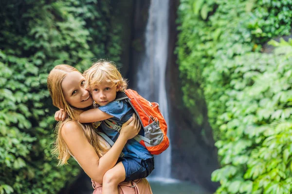 Matka Syn Objímání Pozadí Leke Leke Vodopád Ostrově Bali Indonésie — Stock fotografie