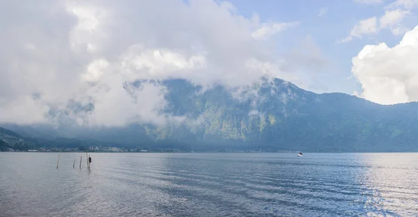 Lake Bratan Arka Plan Üzerinde Bulutlar Kaplı Dağlar — Stok fotoğraf