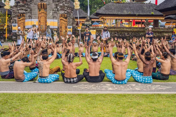Бали Мая 2018 Года Традиционный Балийский Танец Кечак Храме Улунь — стоковое фото