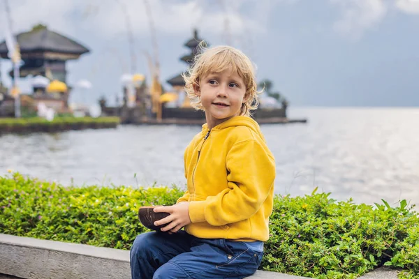 Niño Sentado Con Instrumento Musical Cerca Pura Ulun Danu Bratan — Foto de Stock