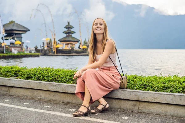 Jovem Viajante Com Pura Ulun Danu Bratan Templo Hindu Lago — Fotografia de Stock