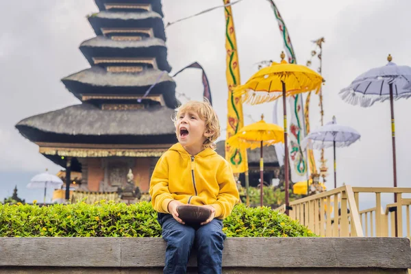 인도네시아에 Pura Ulun Danu Bratan 악기와 — 스톡 사진