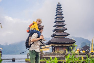 Baba ve oğul Pura Ulun Danu Bratan su Tapınağı, Bali arka planda